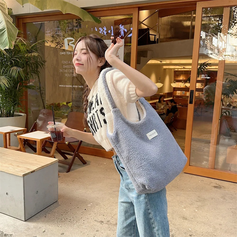2026 Style Premium Vest Shape Women Plush Reversible Shoulder Bag Ladies Warm Fabric Handbag Winter Girls Books Tote Cute Lamb Like Cloth Purse