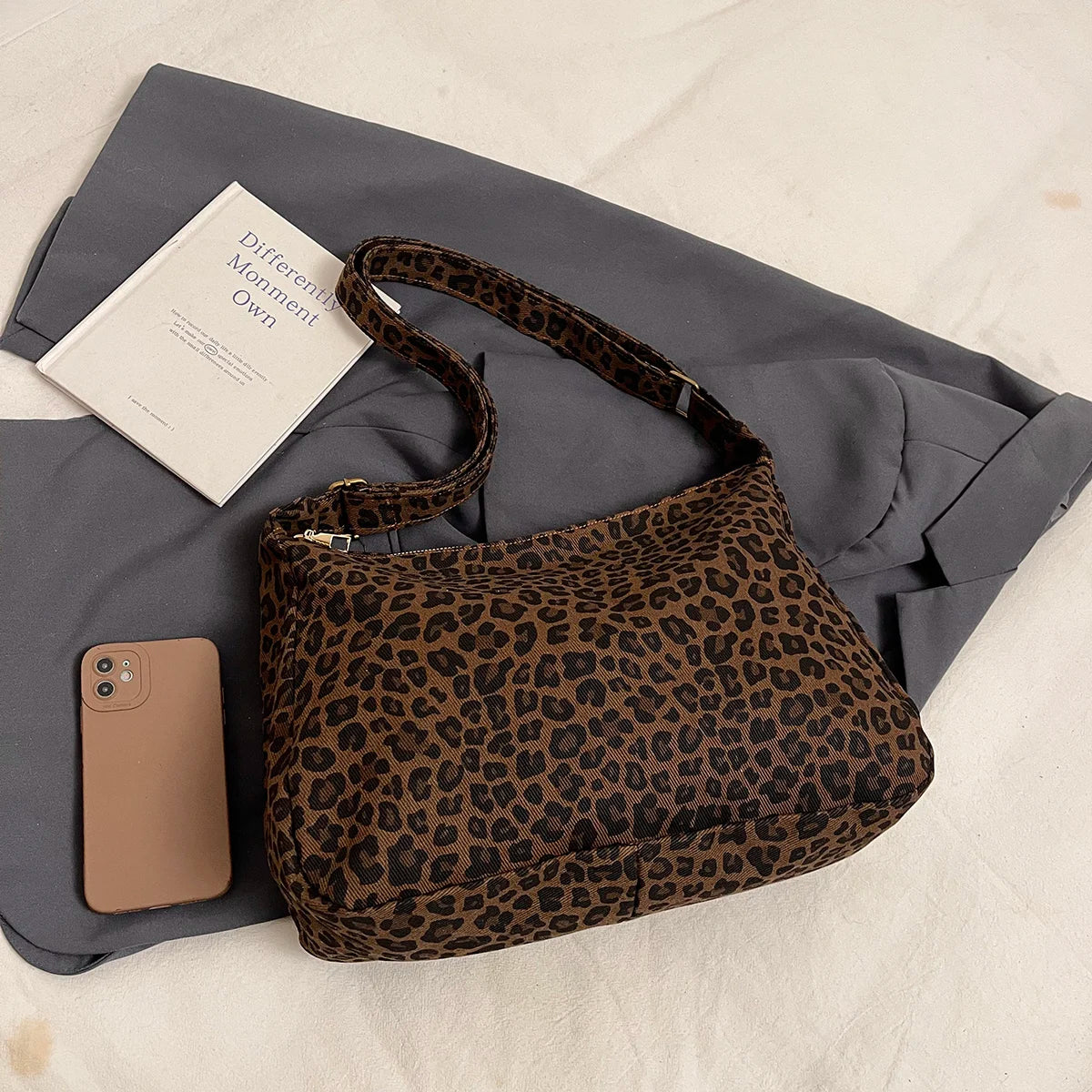 Trendy 2026 Paris Casual Soft Textile Women's Shoulder Bag Large Capacity Leopard Print Female Retro Crossbody Bag For Commute Outings