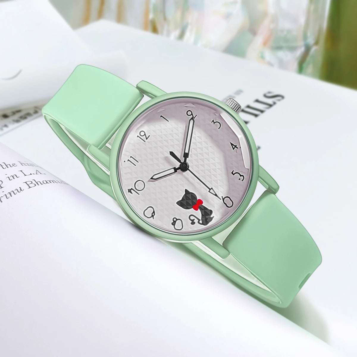 Luxury Casual Wristwatch for Stylish Women, High-Quality Ladies Quartz Watch Perfect Gift, Look Fashion Forward Every Day with Premium Silicone Strap Quartz Watch