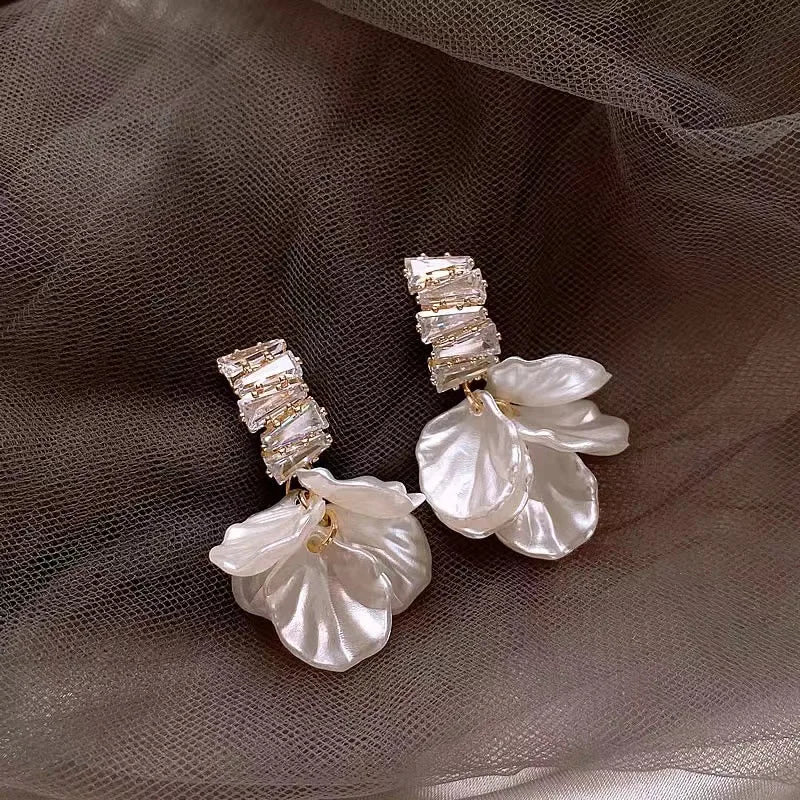 Luxury High Class 2026 Edition 2PC gold super fairy petal tassel imitation shell earrings, fashionable temperament, light luxury, niche design, ear accessories, Fairy Tassel Earrings for Fashion Lovers & Influencers