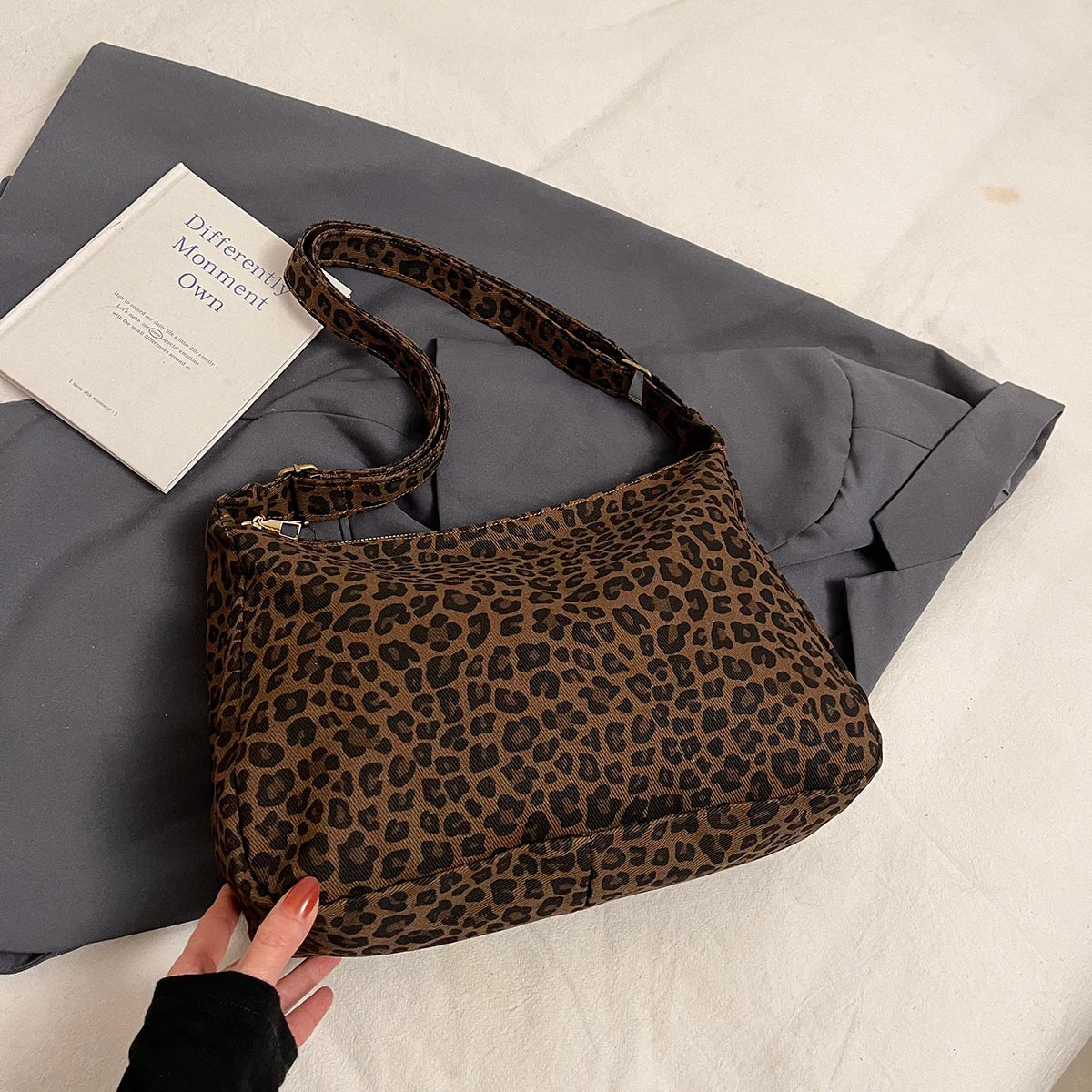 Trendy 2026 Paris Casual Soft Textile Women's Shoulder Bag Large Capacity Leopard Print Female Retro Crossbody Bag For Commute Outings