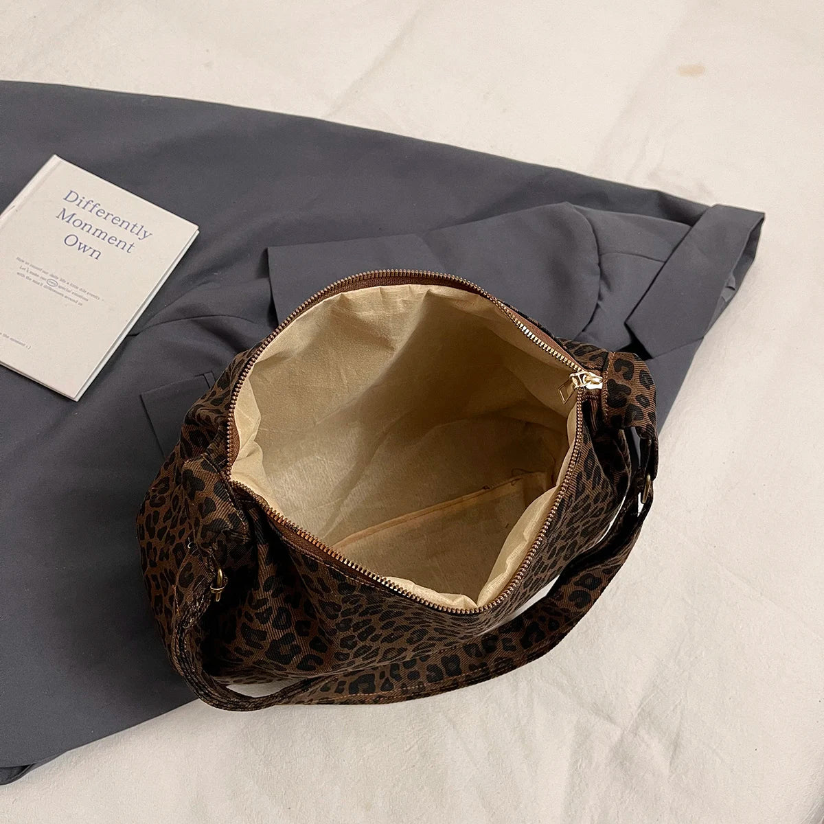 Trendy 2026 Paris Casual Soft Textile Women's Shoulder Bag Large Capacity Leopard Print Female Retro Crossbody Bag For Commute Outings