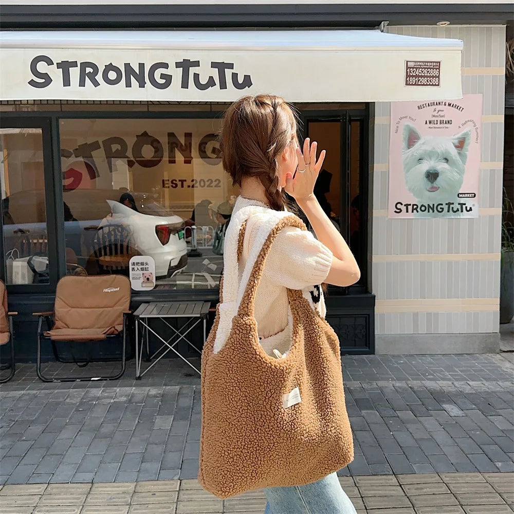 2026 Style Premium Vest Shape Women Plush Reversible Shoulder Bag Ladies Warm Fabric Handbag Winter Girls Books Tote Cute Lamb Like Cloth Purse