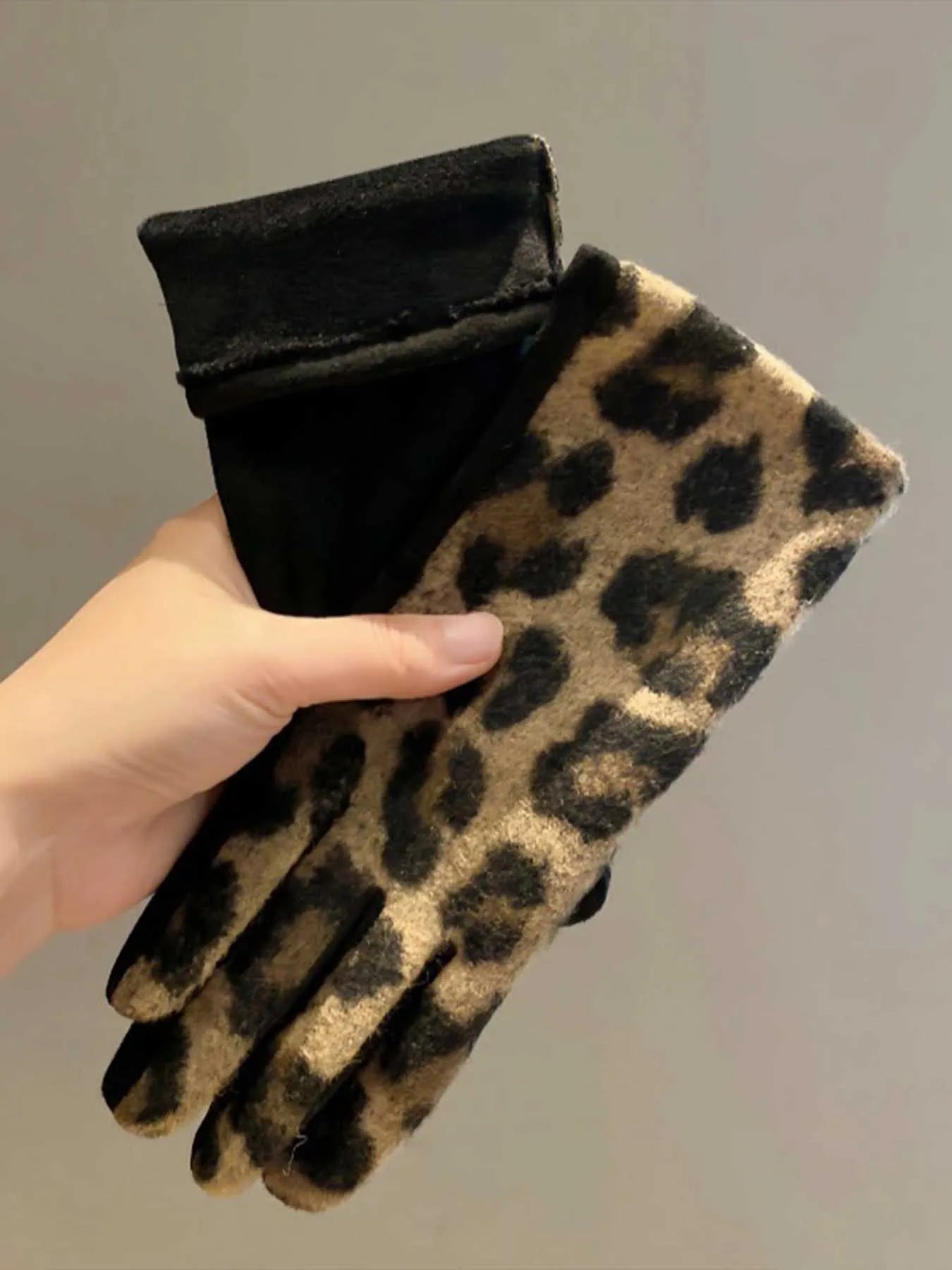 Leopard-Print Gloves Warm, Windproof & Ultra-Chic for Cycling & Driving ,Stay Stylish & Cozy! Premium Plush Winter Gloves for Women Trendy, Warm & Cold Proof