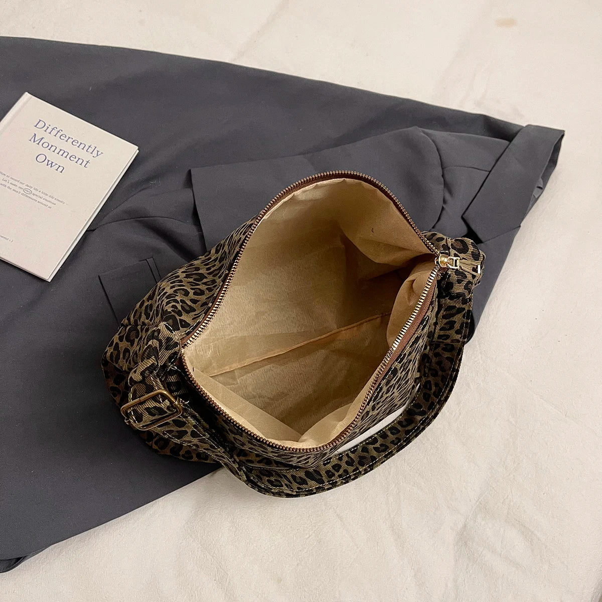 Trendy 2026 Paris Casual Soft Textile Women's Shoulder Bag Large Capacity Leopard Print Female Retro Crossbody Bag For Commute Outings