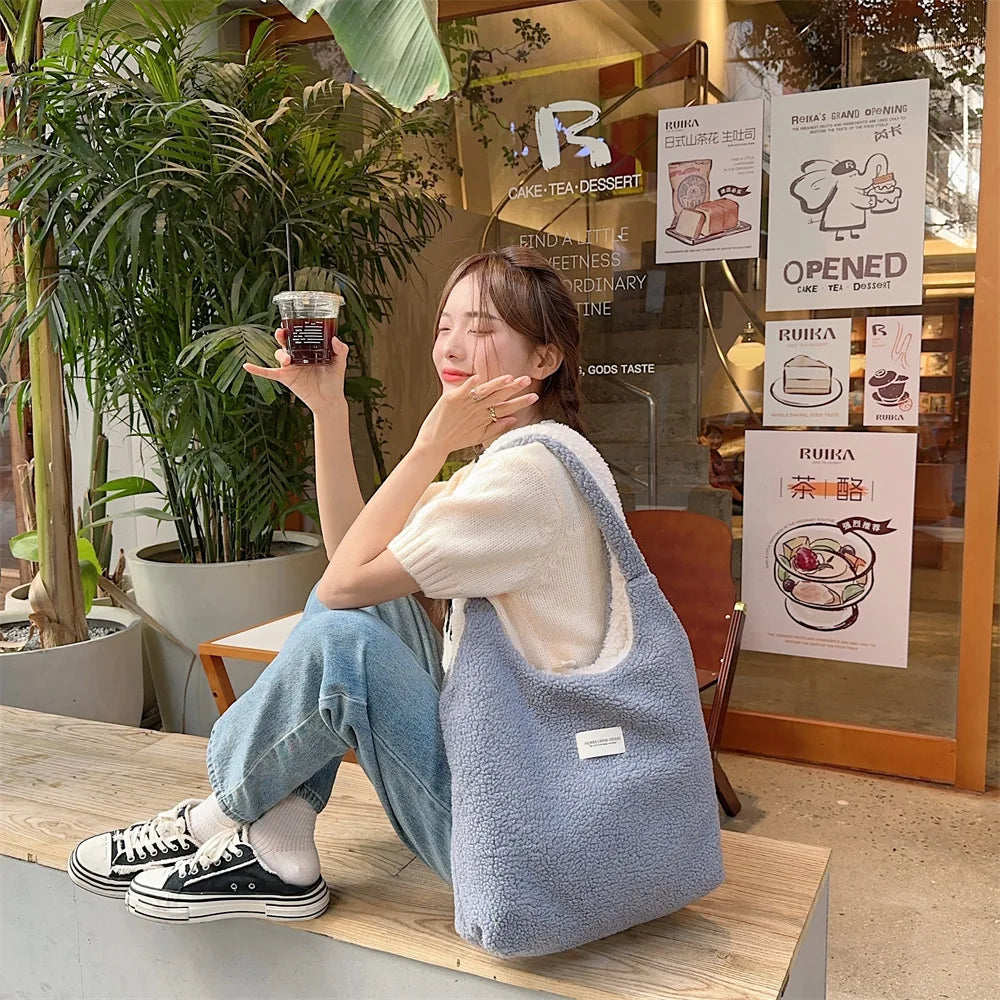 2026 Style Premium Vest Shape Women Plush Reversible Shoulder Bag Ladies Warm Fabric Handbag Winter Girls Books Tote Cute Lamb Like Cloth Purse